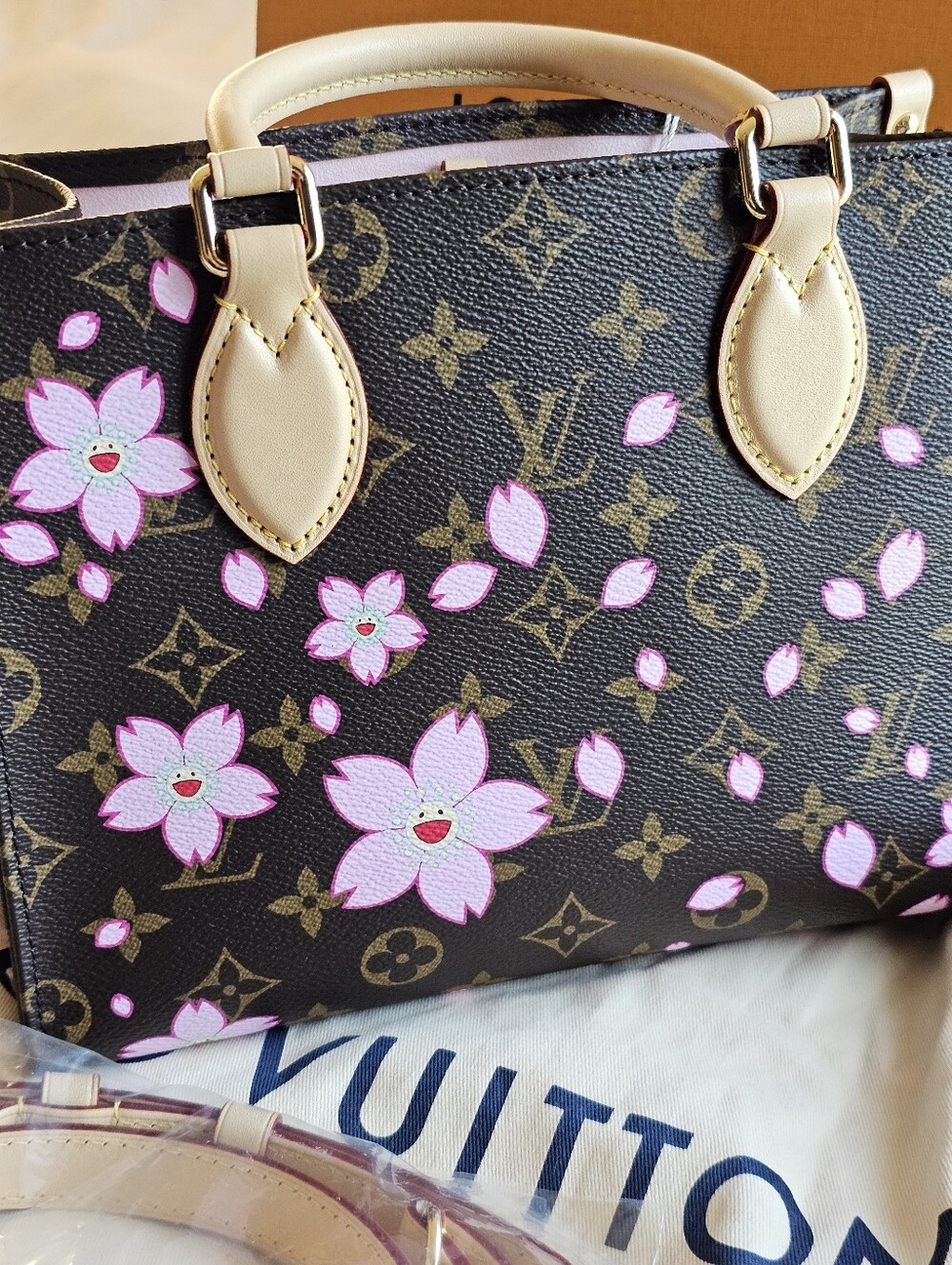 Louis Vuitton Monogram Takashi SAKURA ONTHEGO PM NEW - Picture 8 of 16